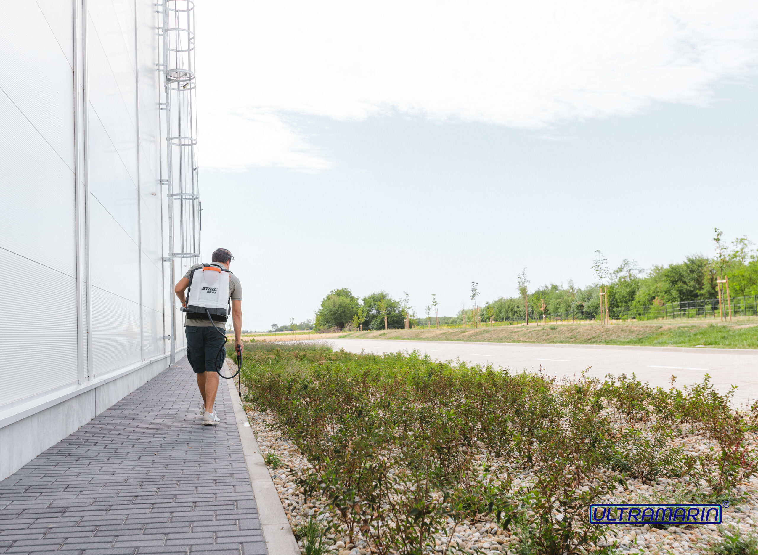 Parkfenntartás és zöldfelület-fenntartás ipari létesítményeknél – Ultramarin Kft. kertész csapata munkában