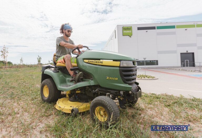 Parképítés és kertépítés ipari létesítményeknél – Ultramarin Kft. kertész csapata munkában