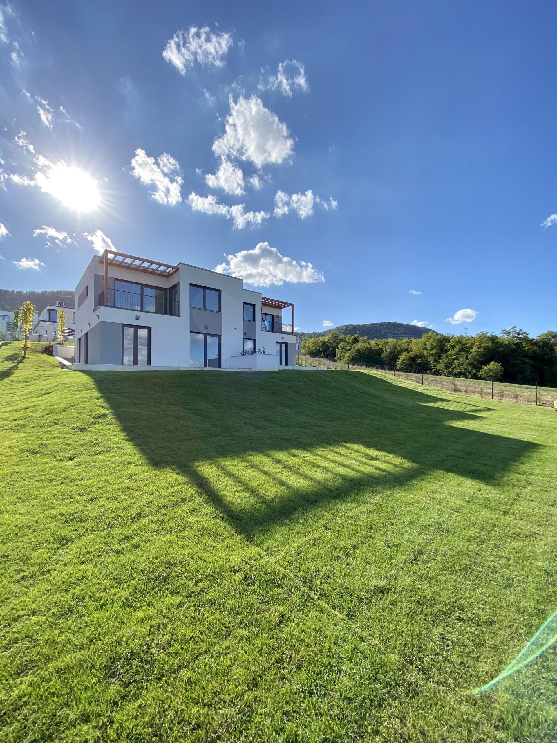 Parképítés vállalati területen – Ultramarin Kft kertépítő szakemberei munka közben