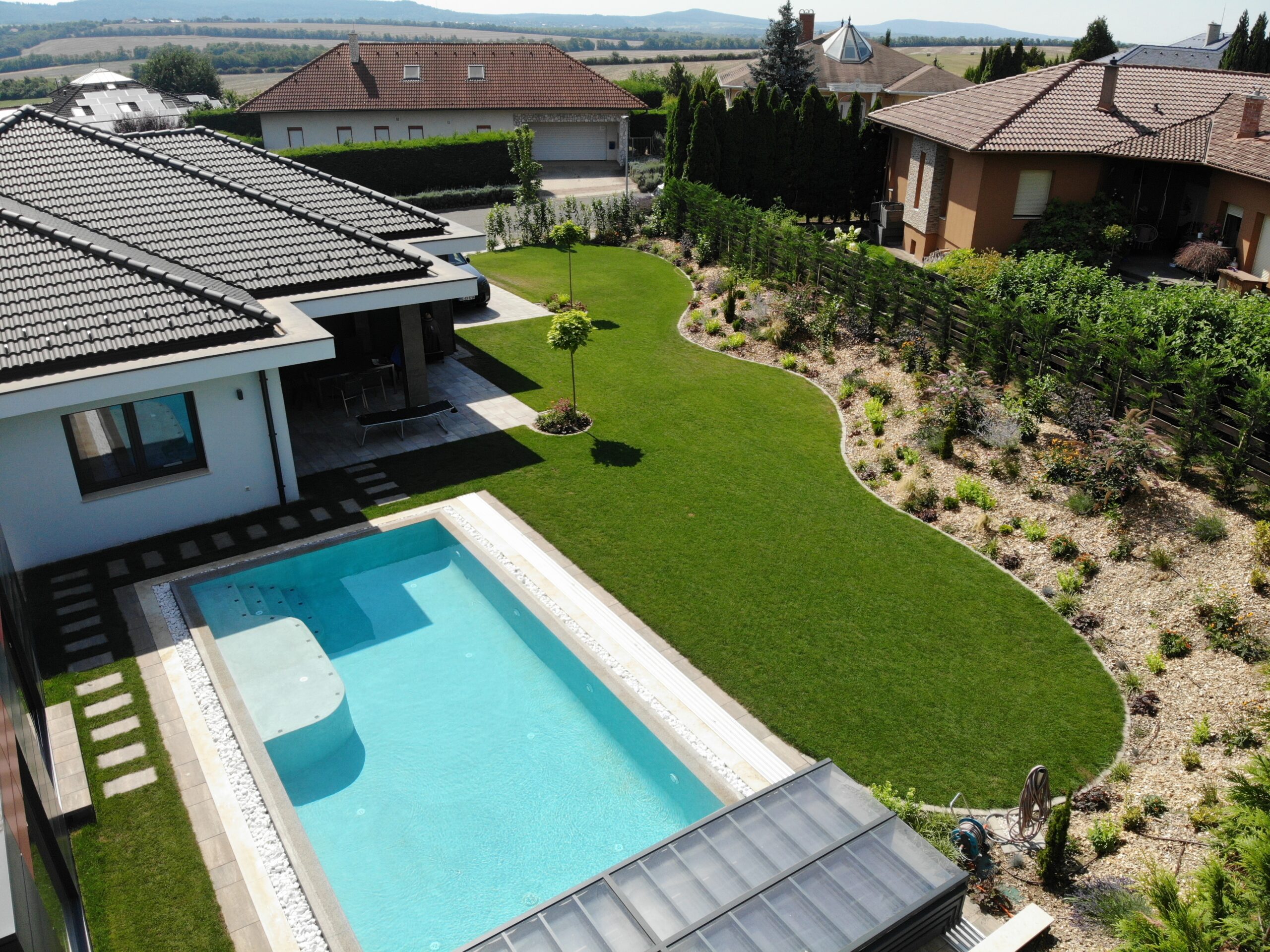 Parképítés vállalati területen – Ultramarin Kft kertépítő szakemberei munka közben