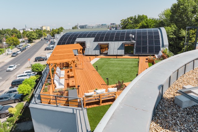 Parképítés vállalati területen – Ultramarin Kft kertépítő szakemberei munka közben