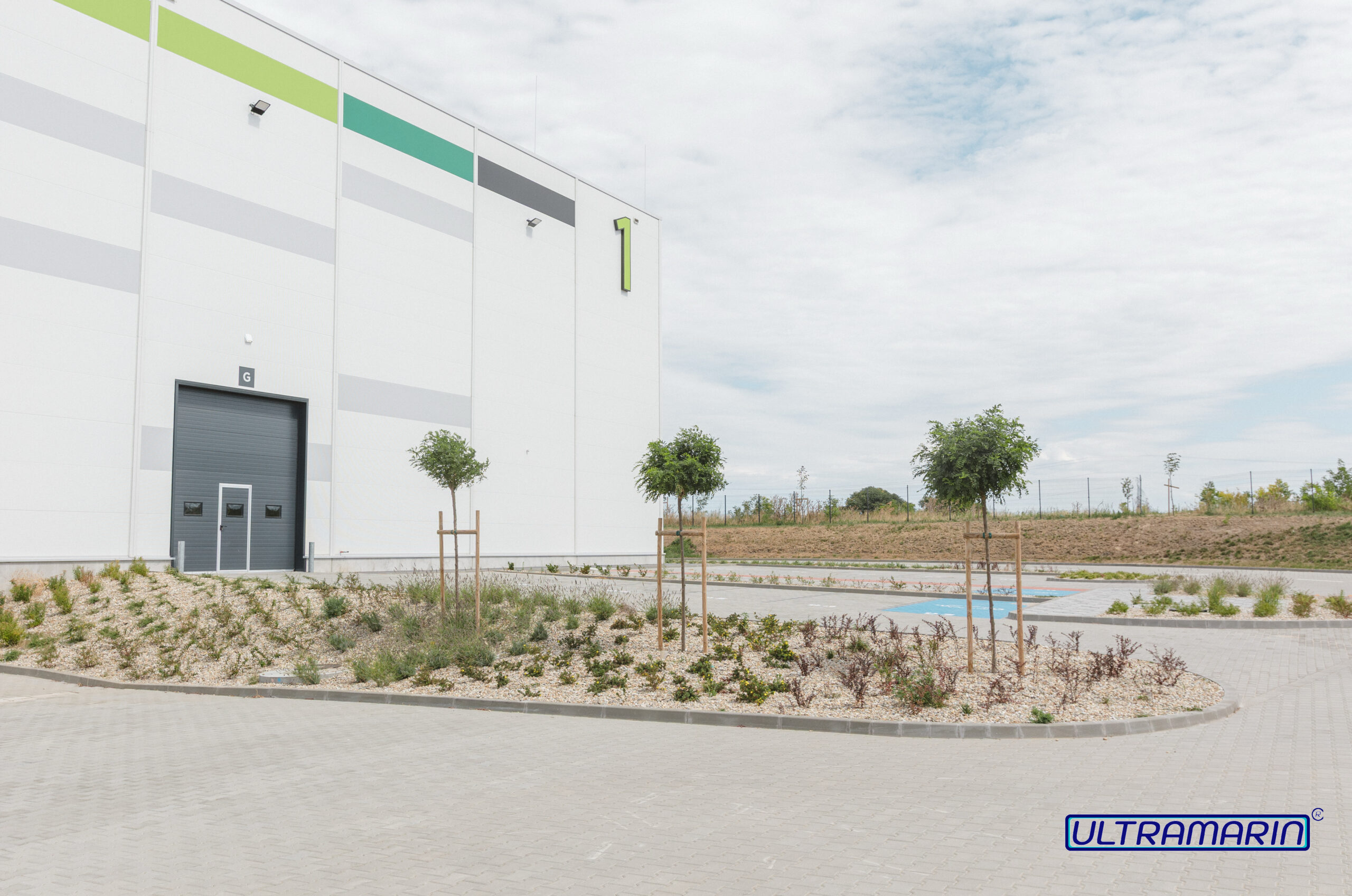 Parképítés vállalati területen – Ultramarin Kft kertépítő szakemberei munka közben