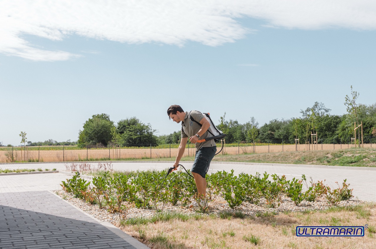 Parkfenntartás és zöldfelület-fenntartás ipari létesítményeknél – Ultramarin Kft. kertész csapata munkában