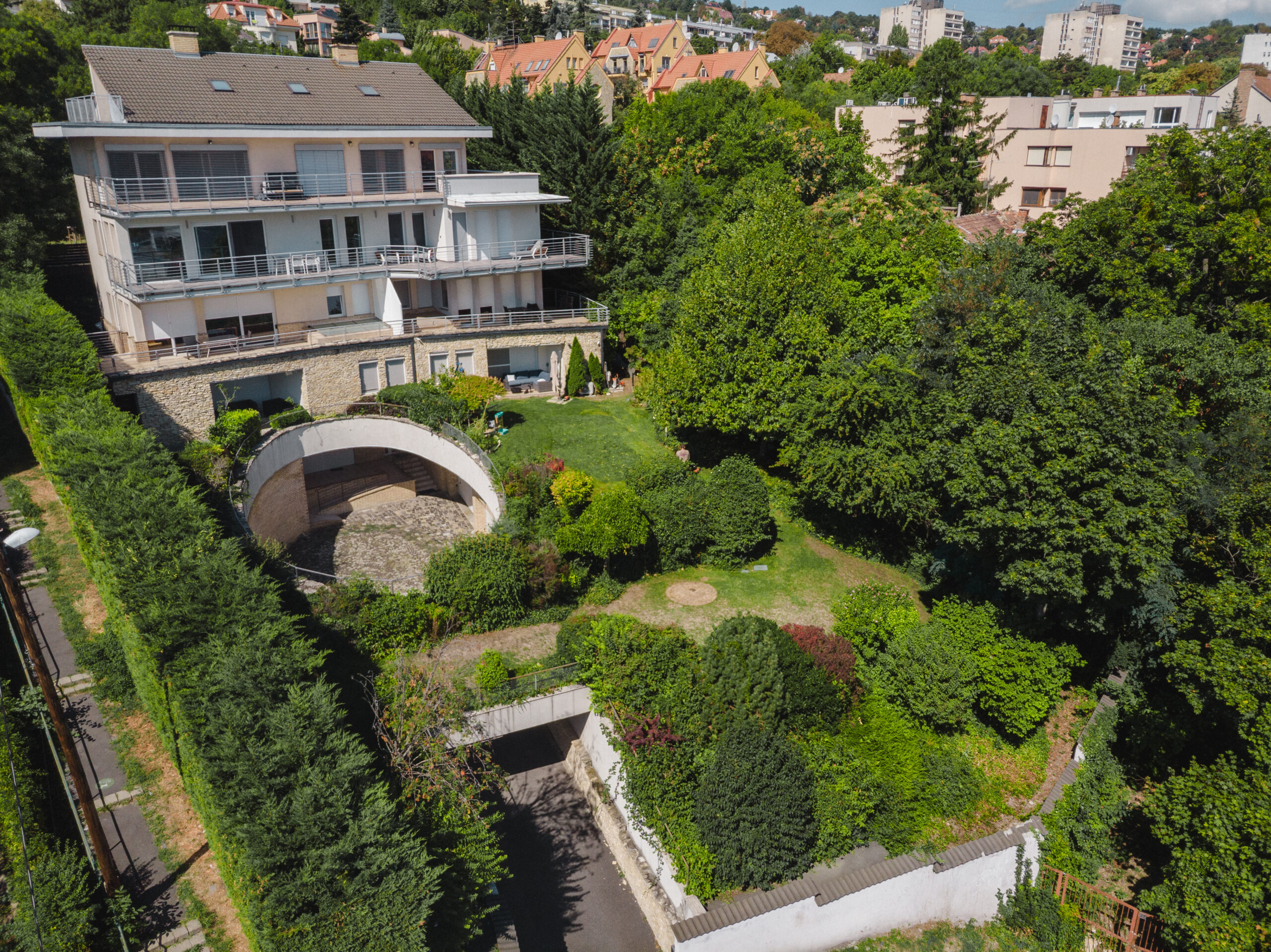 Parkfenntartás és zöldfelület-fenntartás ipari létesítményeknél – Ultramarin Kft. kertész csapata munkában
