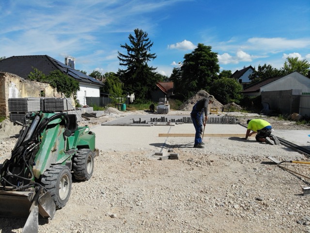 Parképítés vállalati területen – Ultramarin Kft kertépítő szakemberei munka közben