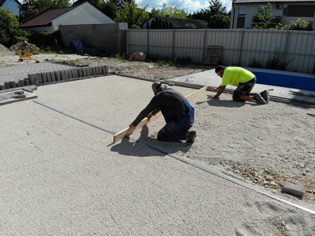 Parképítés vállalati területen – Ultramarin Kft kertépítő szakemberei munka közben