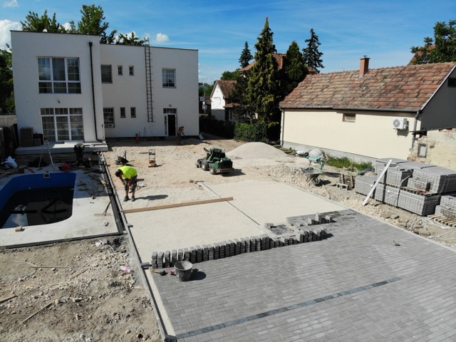 Parképítés vállalati területen – Ultramarin Kft kertépítő szakemberei munka közben