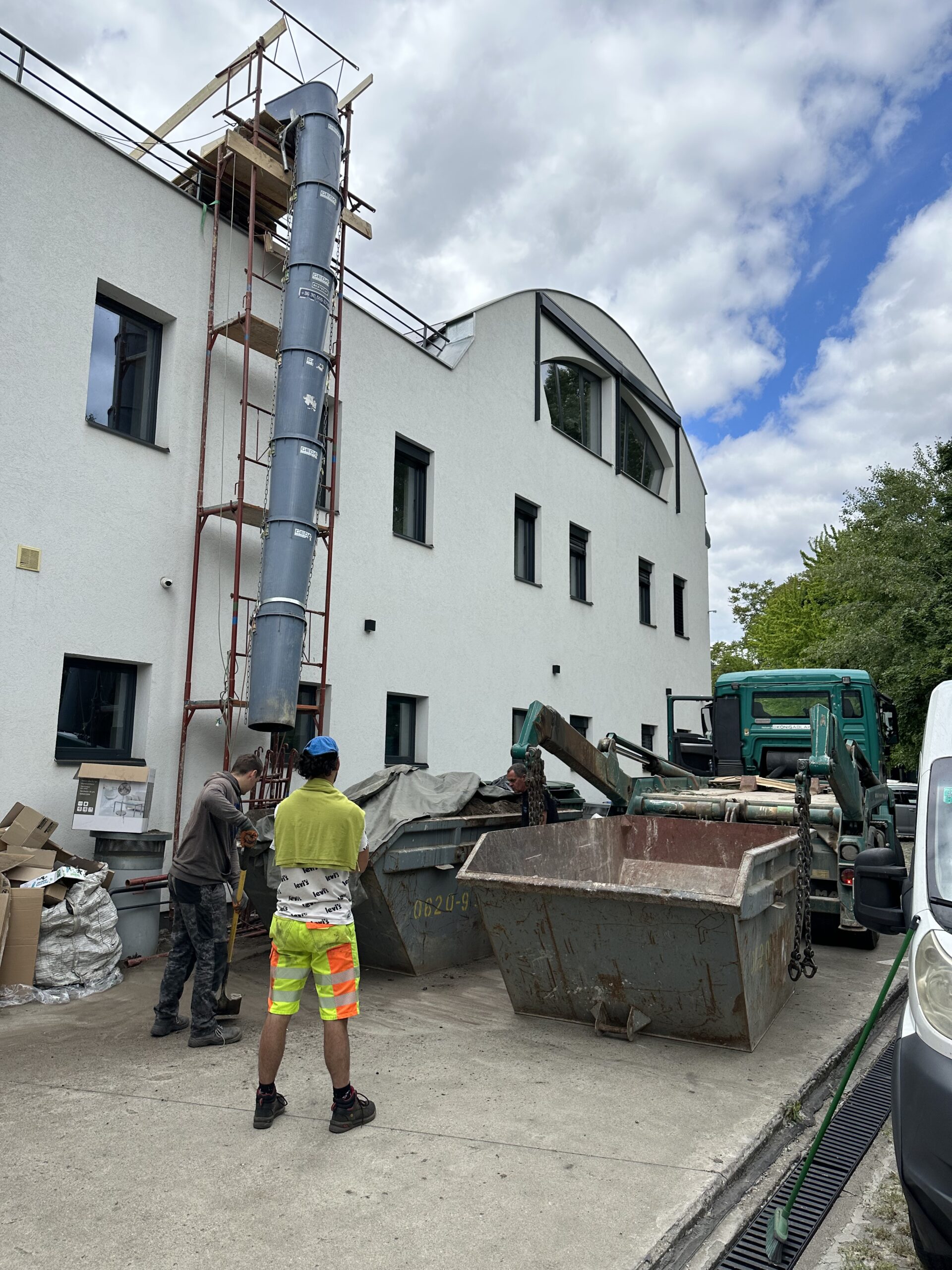 Parképítés vállalati területen – Ultramarin Kft kertépítő szakemberei munka közben