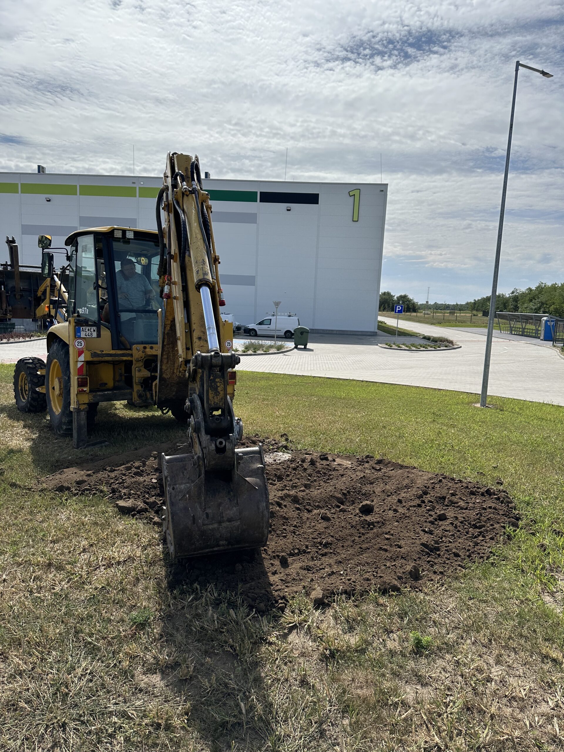 Parképítés vállalati területen – Ultramarin Kft kertépítő szakemberei munka közben