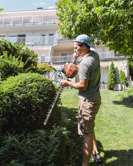 Parkfenntartás és zöldfelület-fenntartás ipari létesítményeknél – Ultramarin Kft. kertész csapata munkában