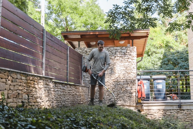 Parkfenntartás és zöldfelület-fenntartás ipari létesítményeknél – Ultramarin Kft. kertész csapata munkában
