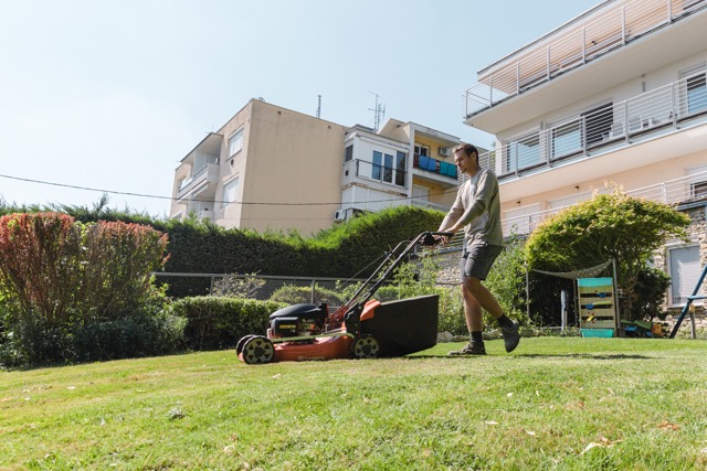 Parkfenntartás és zöldfelület-fenntartás ipari létesítményeknél – Ultramarin Kft. kertész csapata munkában