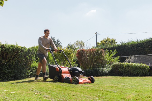 Parkfenntartás és zöldfelület-fenntartás ipari létesítményeknél – Ultramarin Kft. kertész csapata munkában