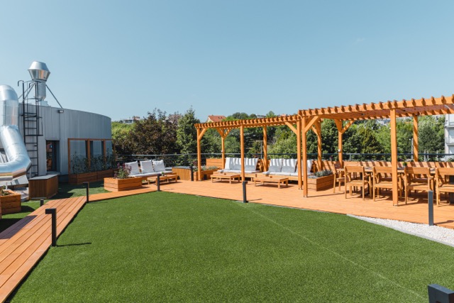 Vöröskő Kft – Euronics tetőterasz építés magaságyásokkal és pergolával