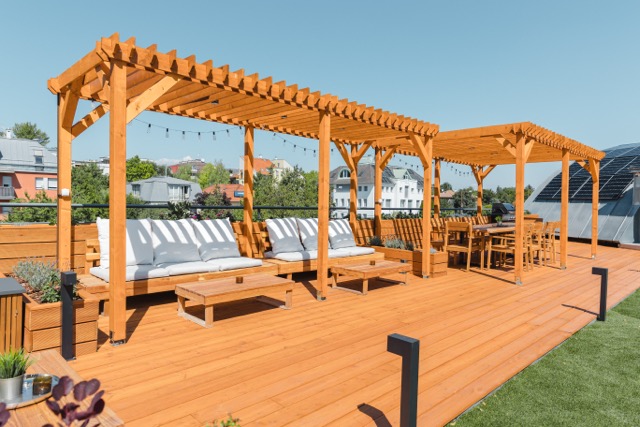 Vöröskő Kft – Euronics tetőterasz építés magaságyásokkal és pergolával