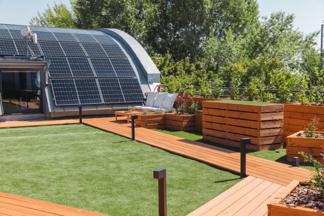 Vöröskő Kft – Euronics tetőterasz építés magaságyásokkal és pergolával