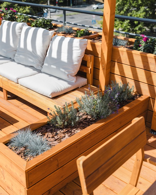 Vöröskő Kft – Euronics tetőterasz építés magaságyásokkal és pergolával