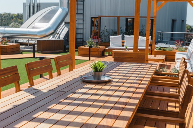 Vöröskő Kft – Euronics tetőterasz építés magaságyásokkal és pergolával