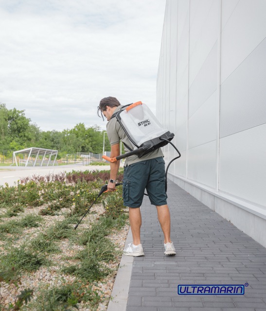 Parkfenntartás és zöldfelület-fenntartás ipari létesítményeknél – Ultramarin Kft. kertész csapata munkában