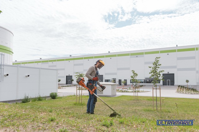 Parkfenntartás és zöldfelület-fenntartás ipari létesítményeknél – Ultramarin Kft. kertész csapata munkában