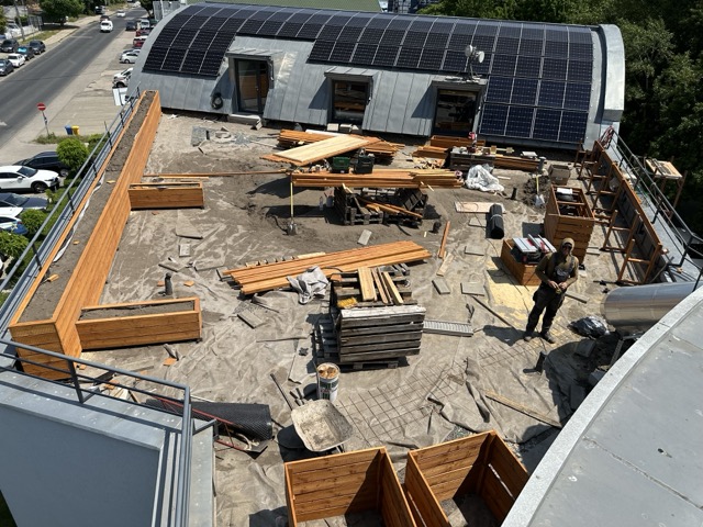 Vöröskő Kft – Euronics tetőterasz építés magaságyásokkal és pergolával