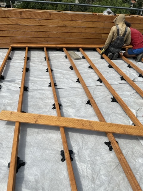 Vöröskő Kft – Euronics tetőterasz építés magaságyásokkal és pergolával