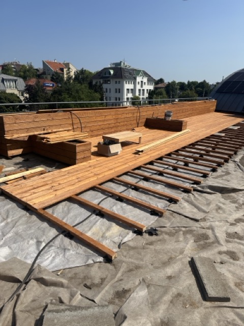 Vöröskő Kft – Euronics tetőterasz építés magaságyásokkal és pergolával