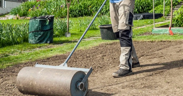 Ultramarin Kft. gyepszőnyegezés – frissen telepített zöld gyep