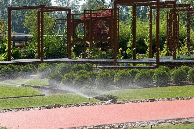 Öntözőrendszer építés vállalati kertben – Ultramarin Kft